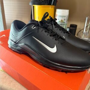 Nike Men's Black and Silver Athletic Shoes
